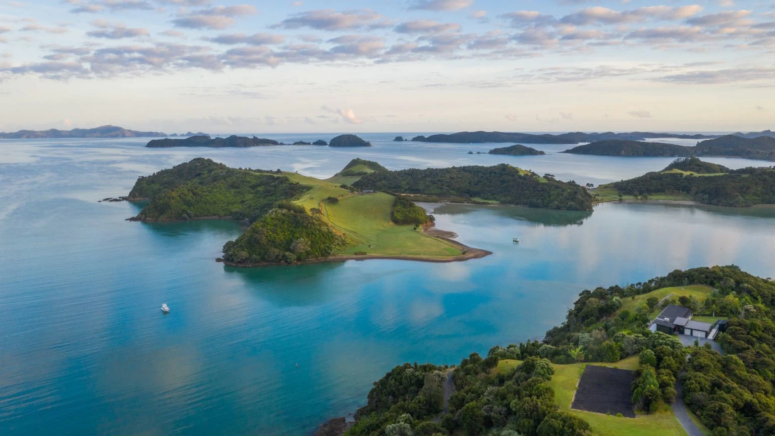 Discovering the Beauty of Bay of Islands in New Zealand 1 Discovering the Beauty of Bay of Islands in New Zealand